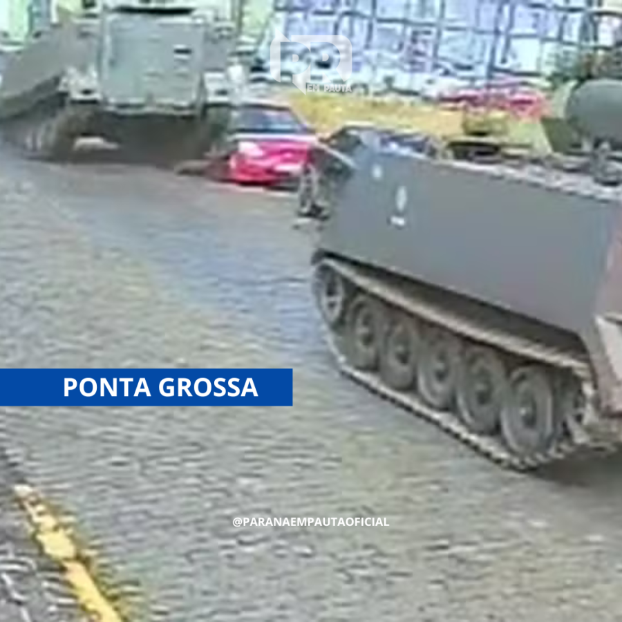 Tanque do Exército passa por cima de carro estacionado em Ponta Grossa